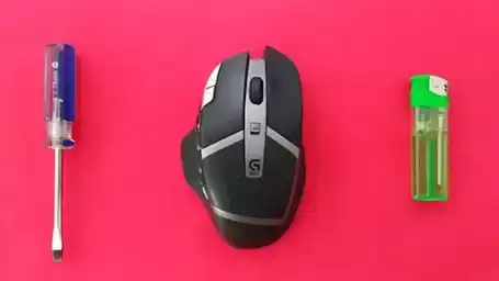 Destornillador, mouse y encendedor. Objetos relacionados al diseño