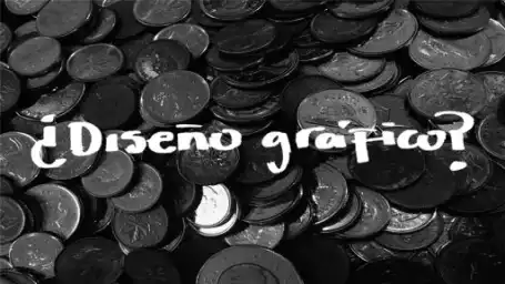 Fondo de imagen con monedas en blanco y negro con texto blanco escrito a mano